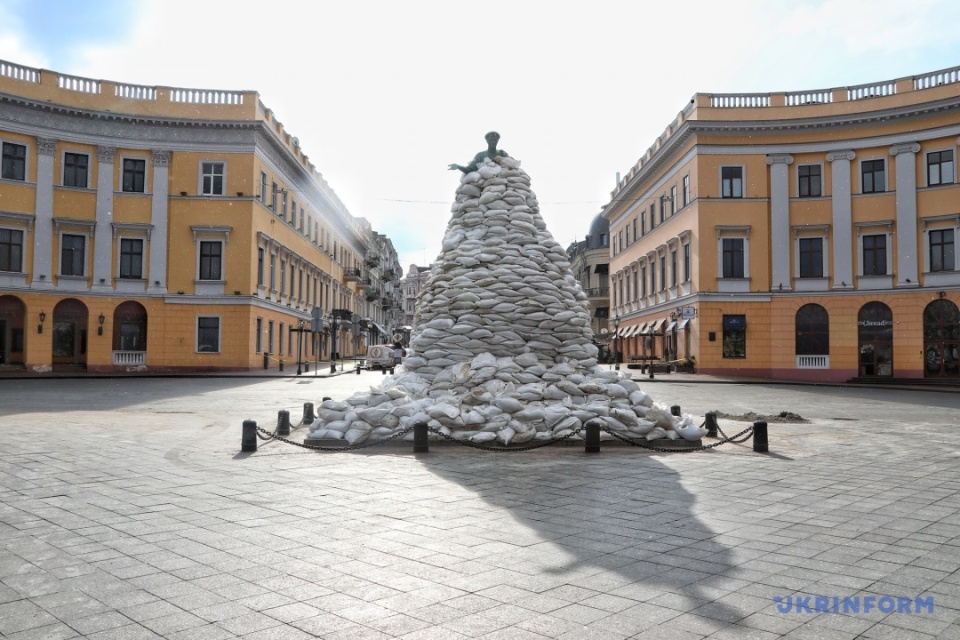 В Одесі мішками з піском обклали пам’ятник Дюку / Фото: Ніна Ляшонок, Укрінформ 
