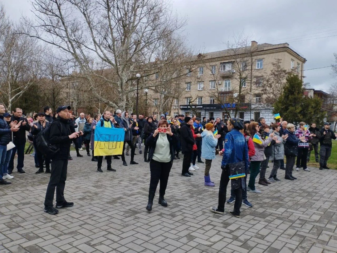 Жители Херсона вышли на мирный митинг против российской агрессии