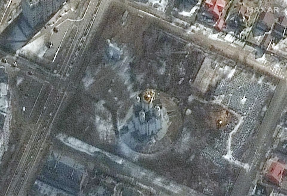 FOTO/ Imazhet satelitore, shenjat e para të varrit masiv në Bucha duken nga hapësira