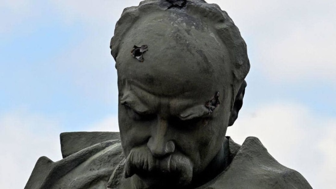 Розстріляний окупантами пам`ятник Шевченку у Бородянці