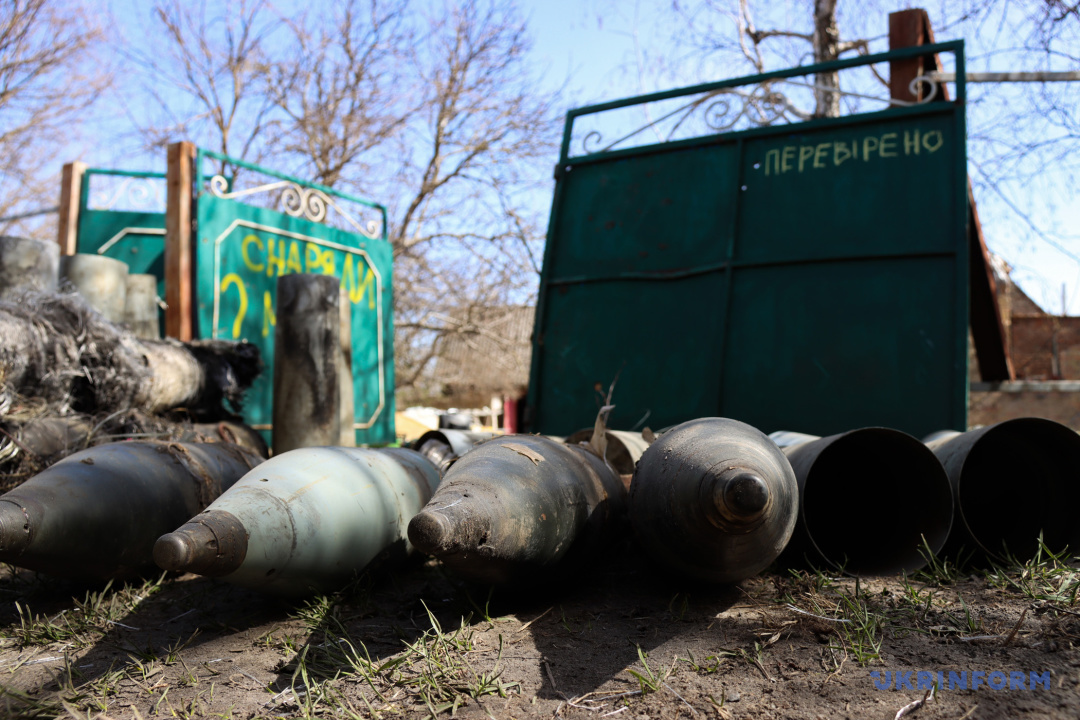 Російські снаряди в селі Андріївка на Київщині. Фото: Анатолій Сірик