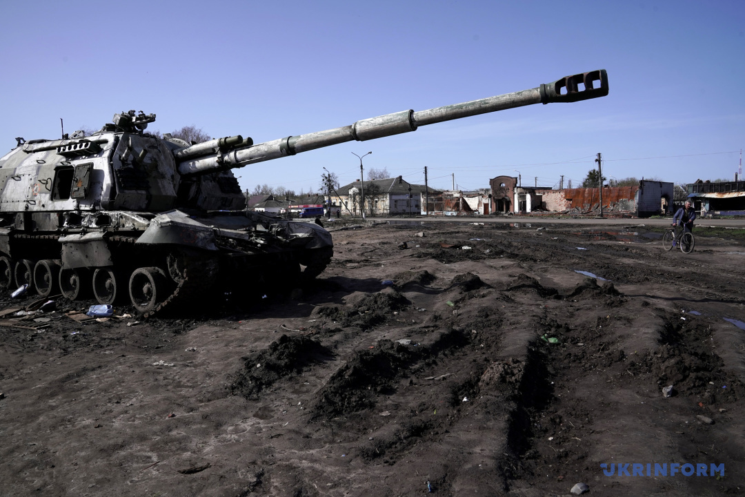 Reste russischer Militärausrüstung in Trostjanez in der Region Sumy. Foto: Anna Wojtenko