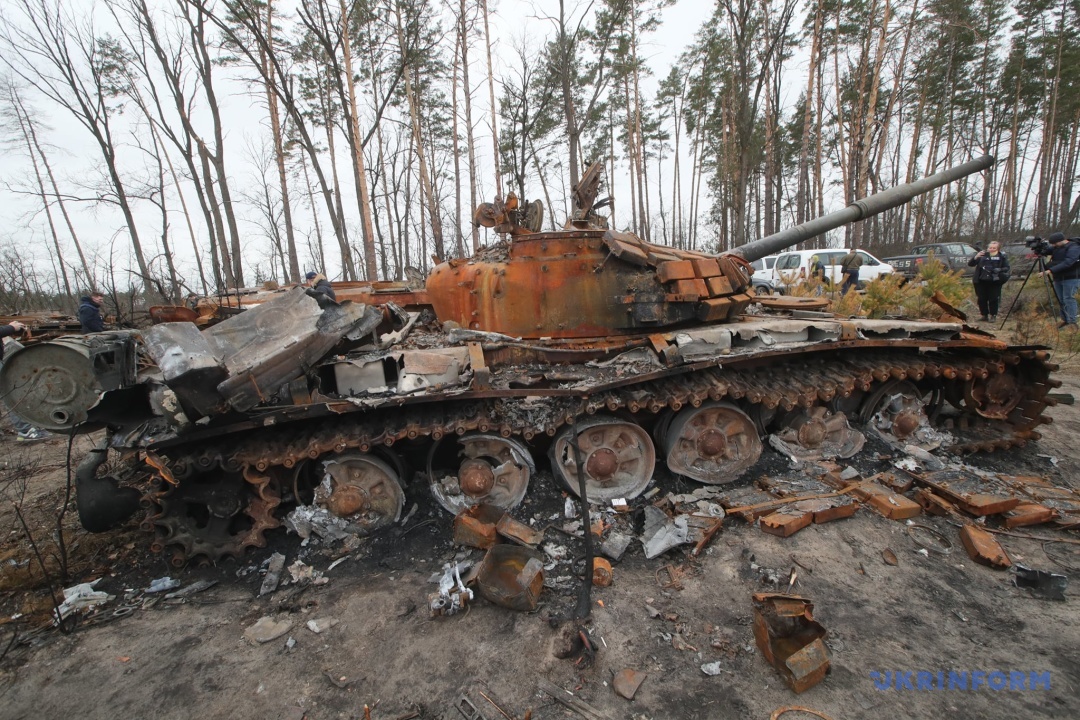 Zerschmetterte russische Militärausrüstung in der Nähe von Dmytriwka in der Region Kyjiw. Foto: Pawlo Bahmut