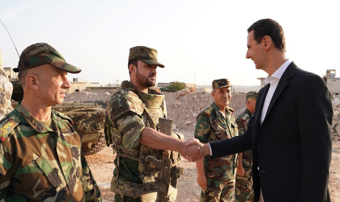 Сухель Аль-Хасан вітається з Башаром Асадом. Джерело