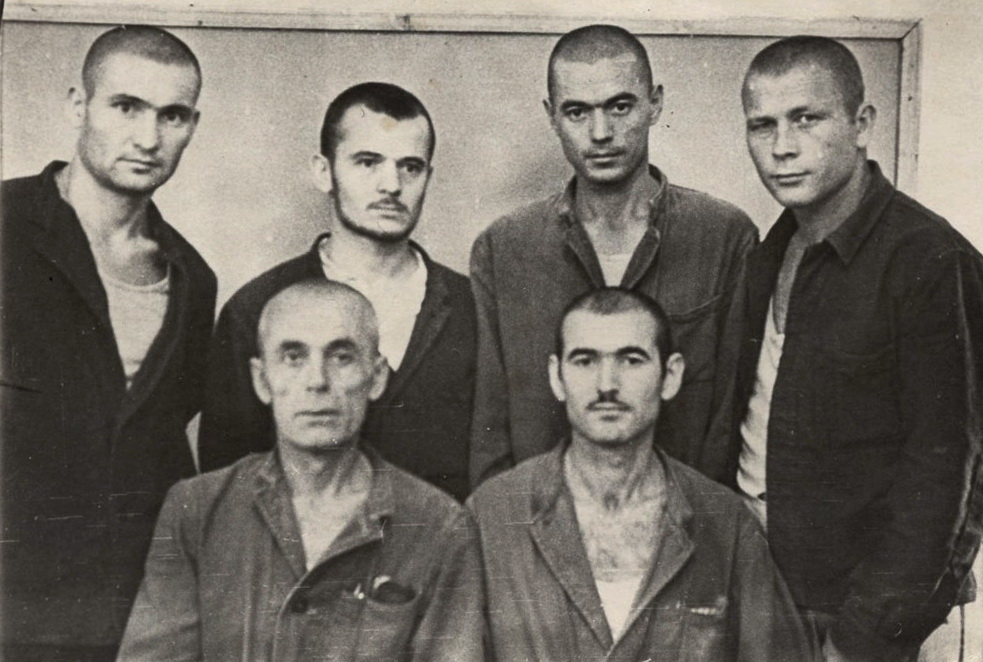 Мустафа Джемільов с(стоїть другий ліворуч)  еред табірних бранців, липень 1968 р.