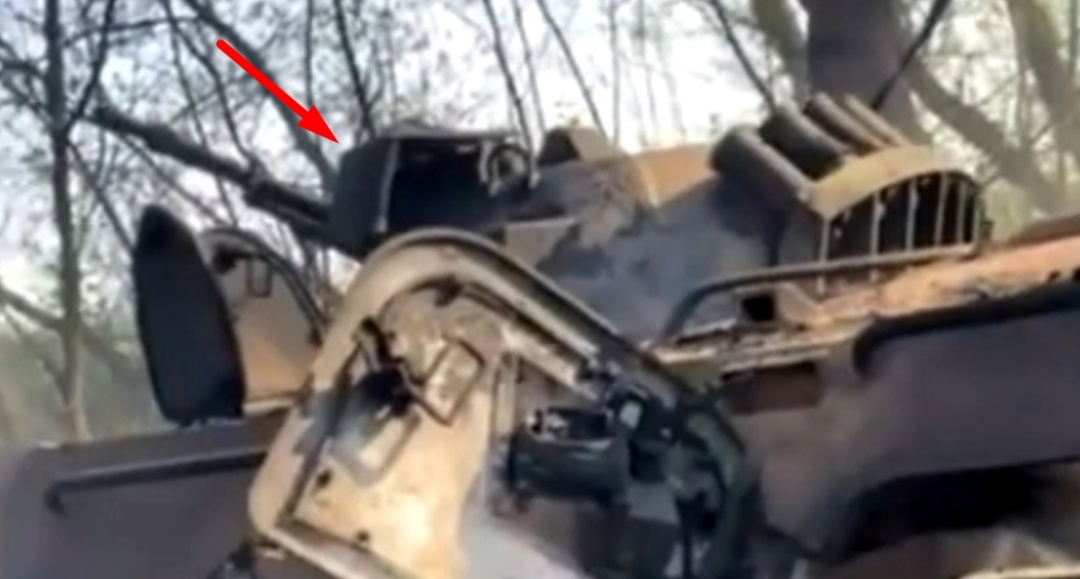 Прожектор ПЛ-1 на російському БТР-80, знищеному в Україні