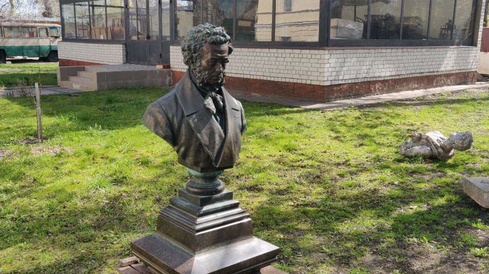 В Чернигове демонтировали памятник Пушкину