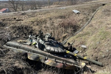 L'armée russe a fusillé plus de 20 voitures civiles sur l'autoroute près de Mala Rogan 