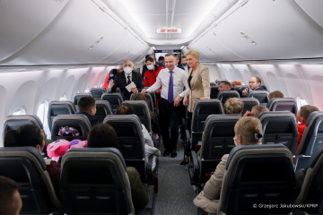 Duda lleva a niños ucranianos con cáncer a Italia en avión presidencial