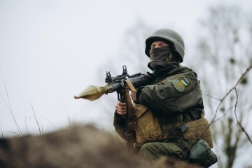 Donbás: Defensores ucranianos repelen diez ataques enemigos