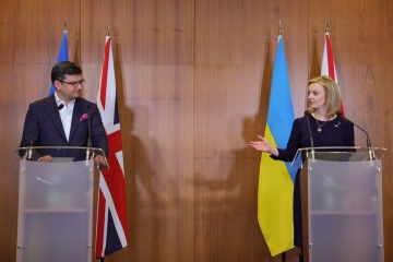 Kuleba y Truss discuten la aceleración del envío de armas a Ucrania