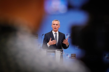 Stoltenberg calls on NATO members to provide offensive arms to Ukraine