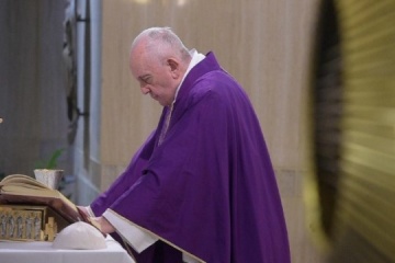 „Blut schreit zum Himmel“: Papst Franziskus erhält Fahne aus Butscha und betet für Ende des Krieges