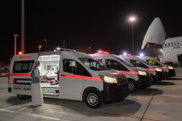 Los EAU envían 50 toneladas de ayuda humanitaria y ambulancias a Ucrania