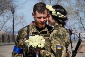 La vie doit vaincre la guerre : le président Zelensky montre des photos de l'espoir ukrainien