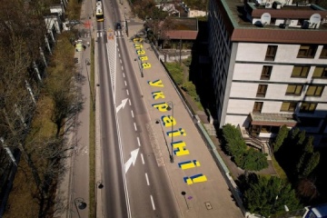 Napis „Chwała Ukrainie!” pojawił się przed ambasadą Rosji w Warszawie.
