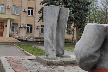 ロシア軍、ウクライナ南部の撤去されたレーニン像を元の場所に戻す