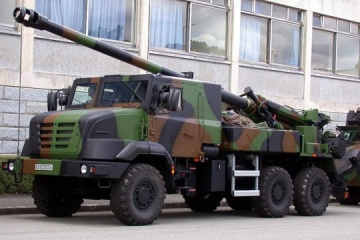 マクロン仏大統領、ウクライナへの１５５ミリ自走砲と対戦車ミサイルの供与を説明