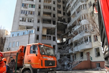 Zerstörtes Hochhaus nach Raketenangriff auf Odessa: Trümmerräumung dauert an