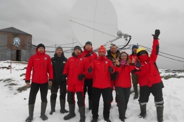 El equipo de la estación antarctica Akademik Vernadsky graba un mensaje de vídeo a Ucrania con motivo de la Pascua
