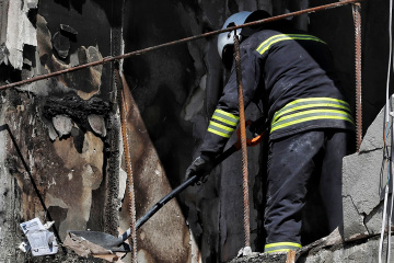 Desmantelan los escombros del edificio alcanzado por un misil ruso en Odesa