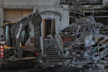 Des sauveteurs démantèlent les décombres après une frappe meurtrière russe sur Odessa