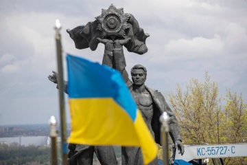 キーウ市内のウクライナ・ロシア友好の像解体開始