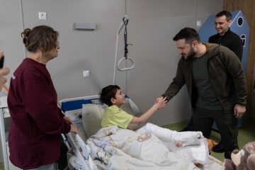 ゼレンシキー宇大統領、小児病院にてマリウポリから避難した戦災孤児と面会
