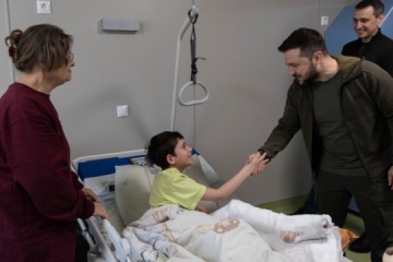 Zełenski przybył do szpitala dziecięcego Ochmadyt - do sierot z Mariupola, uratowanych przed najeźdźcami