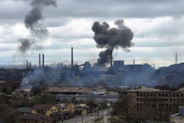 Los rusos destruyen con bombas aéreas una sala de operaciones en el hospital en Azovstal, hay muertos y heridos