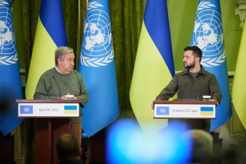 En visite en Ukraine, le secrétaire général de l’ONU Antonio Guterres rencontre Volodymyr Zelensky
