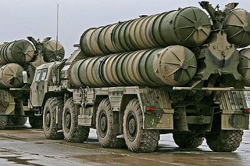 Militares ucranianos reciben un sistema de misiles S-300 de los países socios