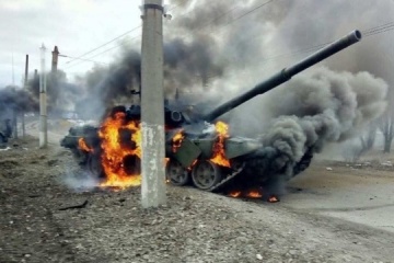 El ejército ucraniano elimina a 820 invasores rusos y destruye 6 tanques y 1 avión enemigos en el último día
