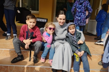 米女優アンジェリーナ・ジョリーがウクライナ西部訪問　戦災被害の子供らと面会