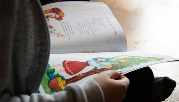 Діти-біженці у Польщі отримали 1 800 українських книжок