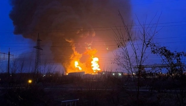 У російському Бєлгороді вибухнула і горить нафтобаза