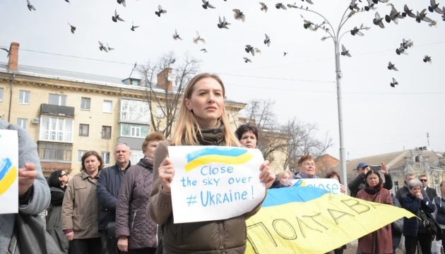 У Полтаві митці провели концерт на площі та закликали світ закрити небо над Україною