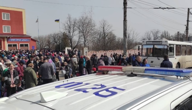 Загарбники обстріляли евакуаційний автобус, який віз людей з Лисичанська