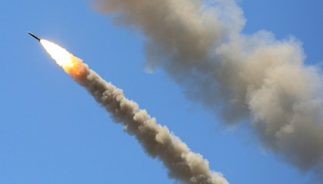 Luftabwehr schießt vier russische Raketen und eine Drohne über Region Dnipropetrowsk ab