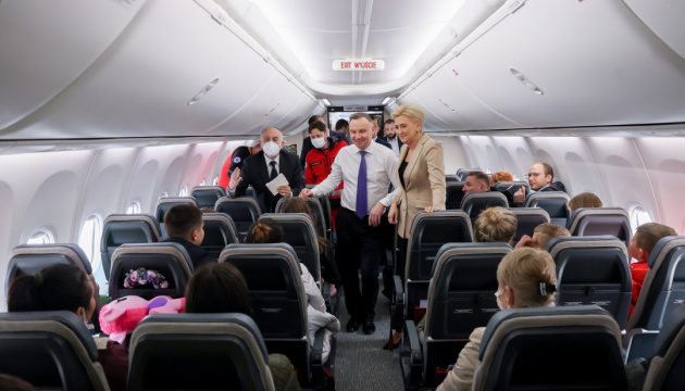 Дуда у президентському літаку вивіз із собою до Італії онкохворих дітей з України