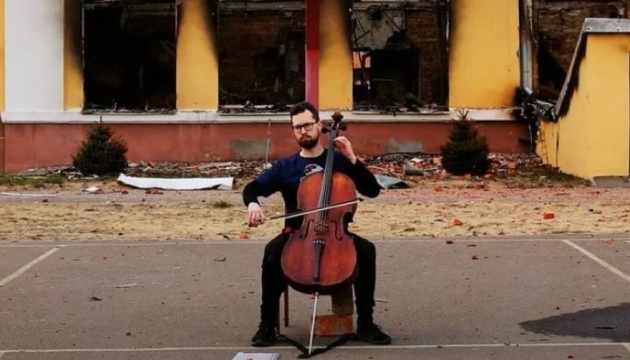 В Харькове виолончелист Денис Карачевцев играет возле разрушенных войсками рф зданий