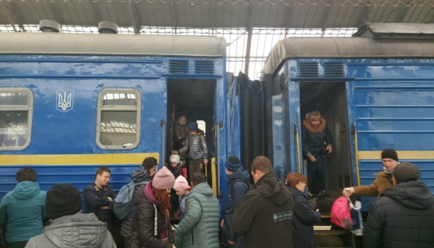 Укрзалізниця евакуювала майже 1900 маріупольців із Запоріжжя до Львова