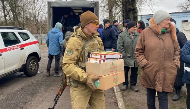У звільнене село на Чернігівщині привезли продукти й одяг