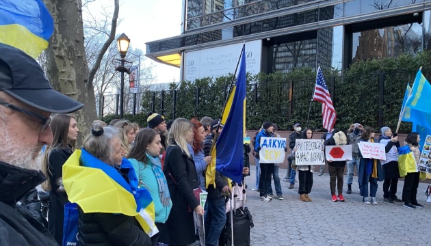 В Нью-Йорке возле ООН прошла акция в поддержку украинских военных