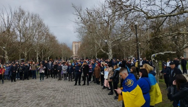 Жителі Херсона вийшли на мітинг проти російської агресії та «хнр»