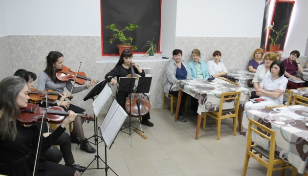 У лікарні в Полтаві музиканти філармонії дали концерт для поранених українських бійців