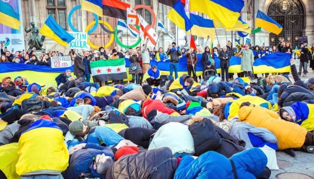 Українці влаштували демонстрацію перед мерією Парижа