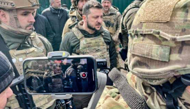 Zelensky visita Bucha, donde las fuerzas ucranianas encontraron anteriormente fosas comunes de civiles
