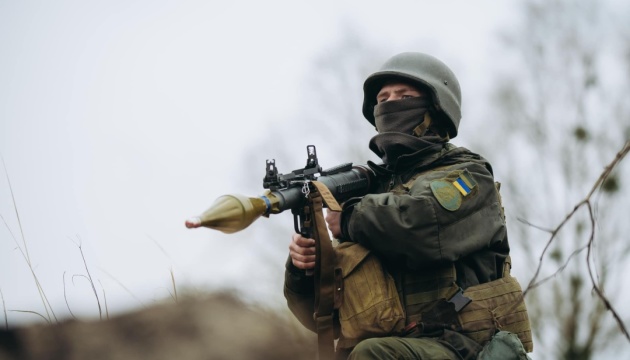 Donbás: Defensores ucranianos repelen diez ataques enemigos