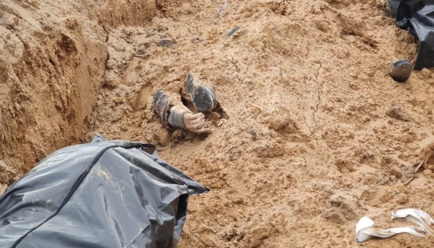 На Київщині виявили тіла двох чоловіків, яких розстріляли та переїхали танком загарбники